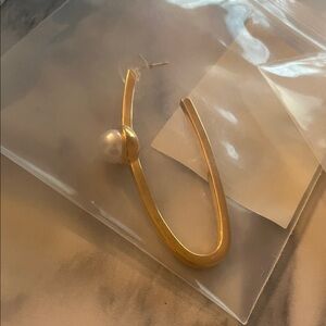 NWOT Elegant Gold Pearl Hoop Earring